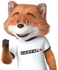 La mascotte de CARFAX Canada fistement pour célébrer.